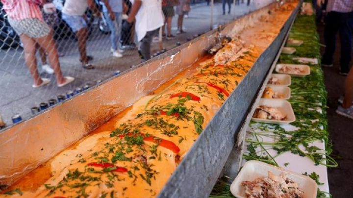 Así repartieron el filete relleno de mariscos gigante en Boca del Río este viernes