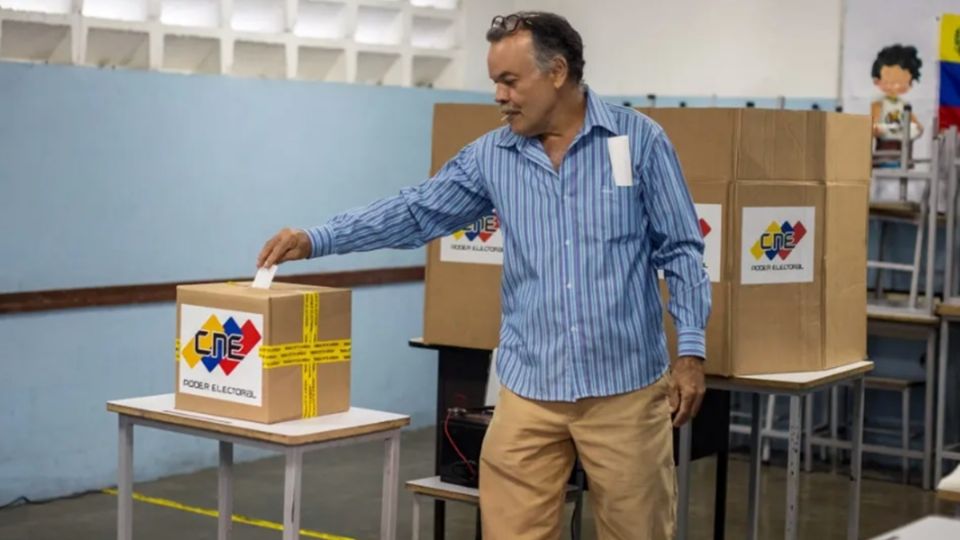 Personas votan durante unas elecciones en Caracas (Venezuela).