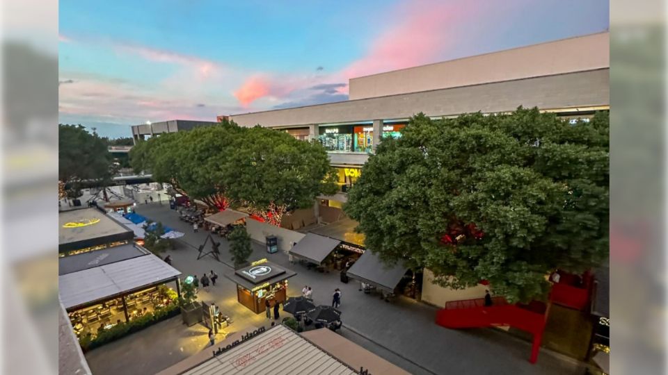 Esta plaza comercial cuenta con canchas deportivas, parque de Skate, parque para perros, amplias áreas verdes