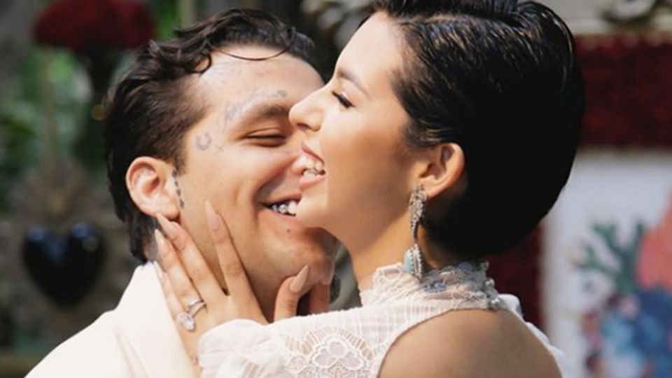 A su ahora esposo, Christian Nodal el día de su boda