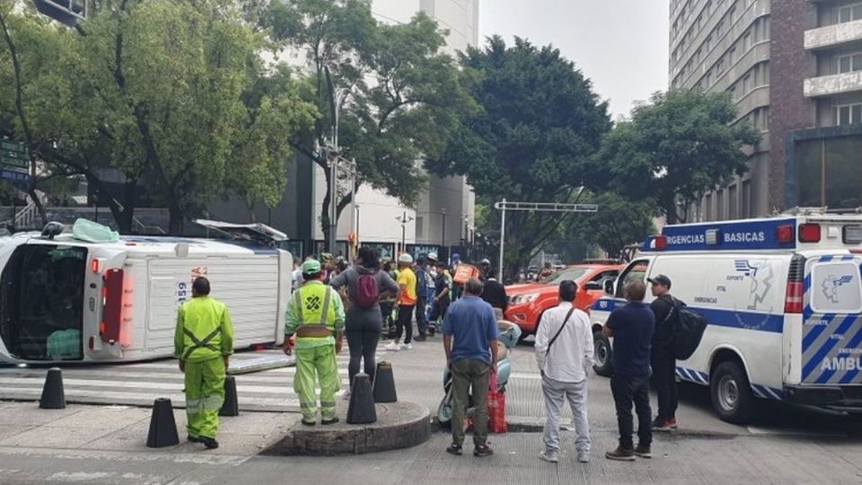 Vuelca ambulancia sobre Paseo de la Reforma.