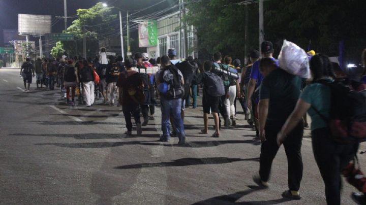 Medio millar de migrantes refuerzan caravana, parten de Tuxtla