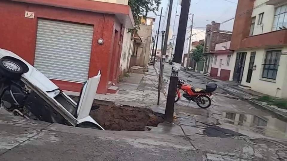 El hombre vivió momentos de pánico al quedar atrapado al interior de su vehículo de la marca Volkswagen, Jetta color blanco tras caer en el socavón de aproximadamente 4 metros de largo por 2 de ancho. 