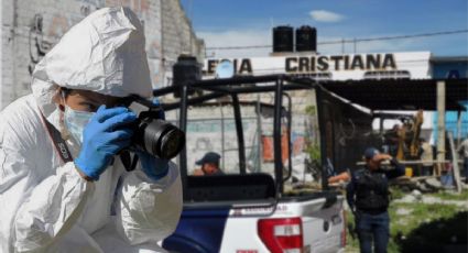 Policías excavan en terreno baldío por presunta fosa clandestina en Mineral de la Reforma