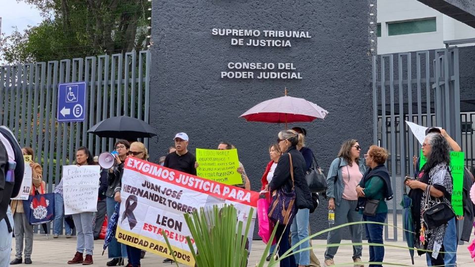 Víctimas de Punto Legal se manifestaro este martes afuera del Poder Judicial.