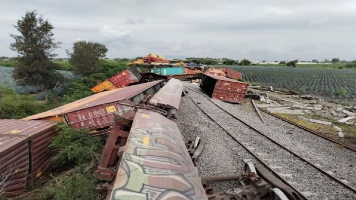 Tren en Jalisco se descarrila en La Barca, vagones quedan volcados | FOTOS