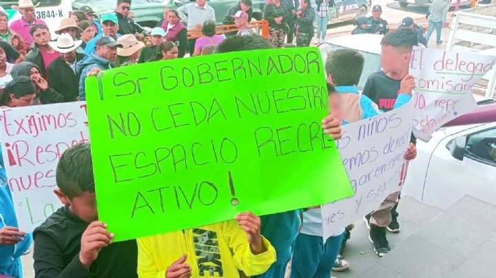 Con violencia buscan quitar campo de futbol a primaria de Hidalgo; exigen ayuda del gobierno