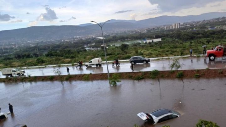 Tromba en León inunda la zona de El Molino; el agua "tapó" varios autos (VIDEOS)
