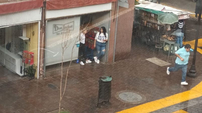 Leoneses fueron sorprendidos por las lluvias en el centro.