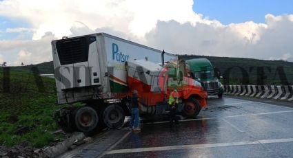 Tráiler impacta a autobús AU en cumbres de Maltrata