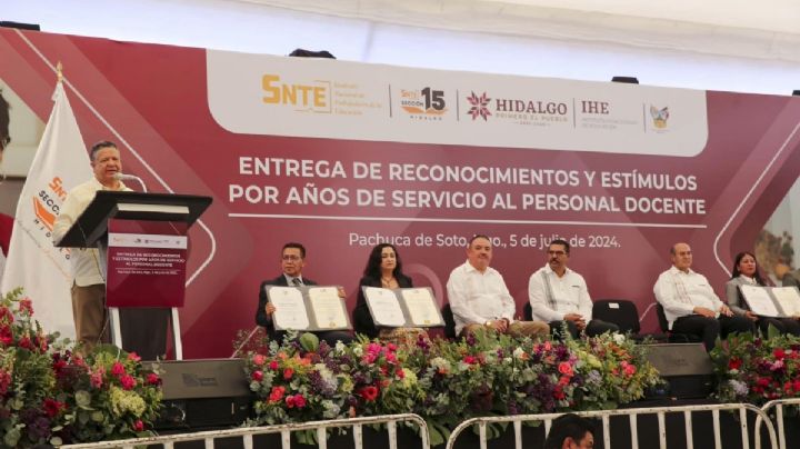 Entregan reconocimientos y estímulos a maestros que llevan hasta 50 años de servicio