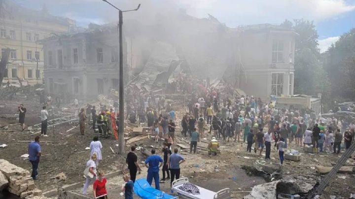 Ataque ruso contra ciudad natal de Zelenski y hospital en Kiev deja 28 muertos