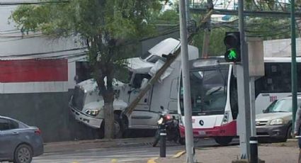 Tráiler choca contra bodega en bulevar Hermanos Aldama y provoca caos vehicular