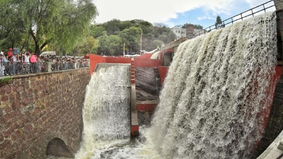 Entre una lloviza abrieron ayer las compuertas de la Presa de la Olla en Guanajuato capital.