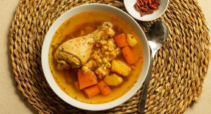 Lo básico de la cocina: Así puedes cocinar un delicioso caldo de pollo