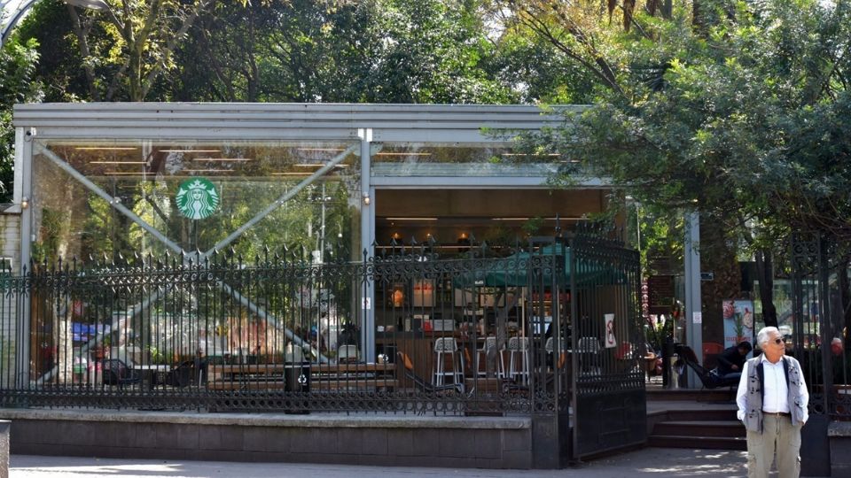 Sucursal de Starbucks al interior del Bosque de Chapultepec.