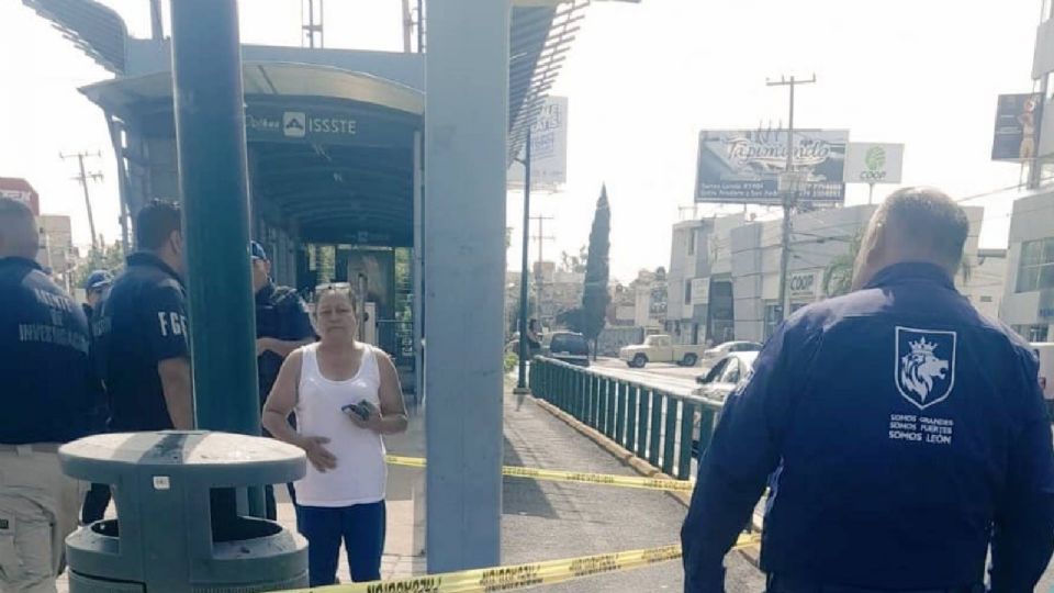 Los hechos se reportaron la mañana de este miércoles justo en el paradero ISSSTE sobre el bulevar mencionado, cuando personas que estaban a punto de cruzar pidieron apoyo mediante el 911. 