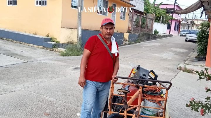 Isidro, jarocho que busca trabajo en redes para pagar estudios a sus hijos