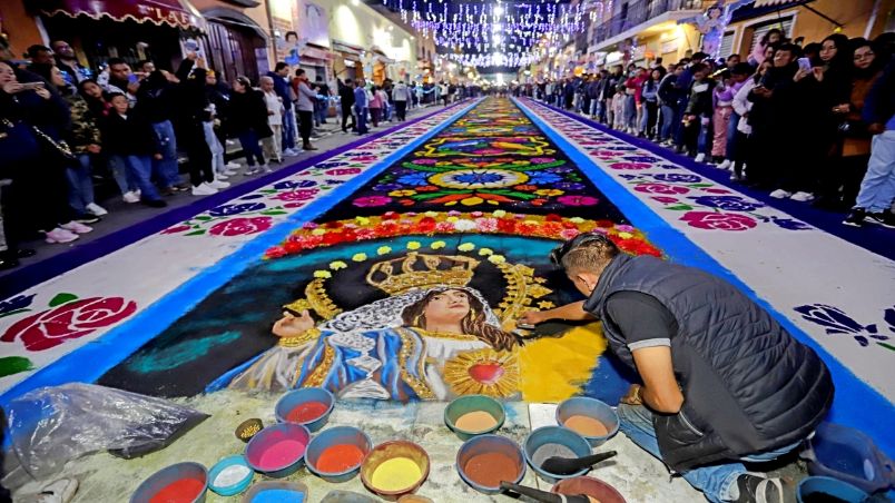 Como cada madrugada del 15 de agosto, artesanos, alfombristas y vecinos que prestaron su mano de obra se juntaron para transformar el gris asfalto de Huamantla