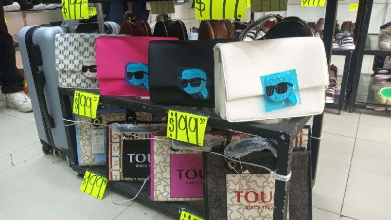 Tiendas de León ofrecen bolsas piratas de Karl Lagerfeld a precios muy bajos.