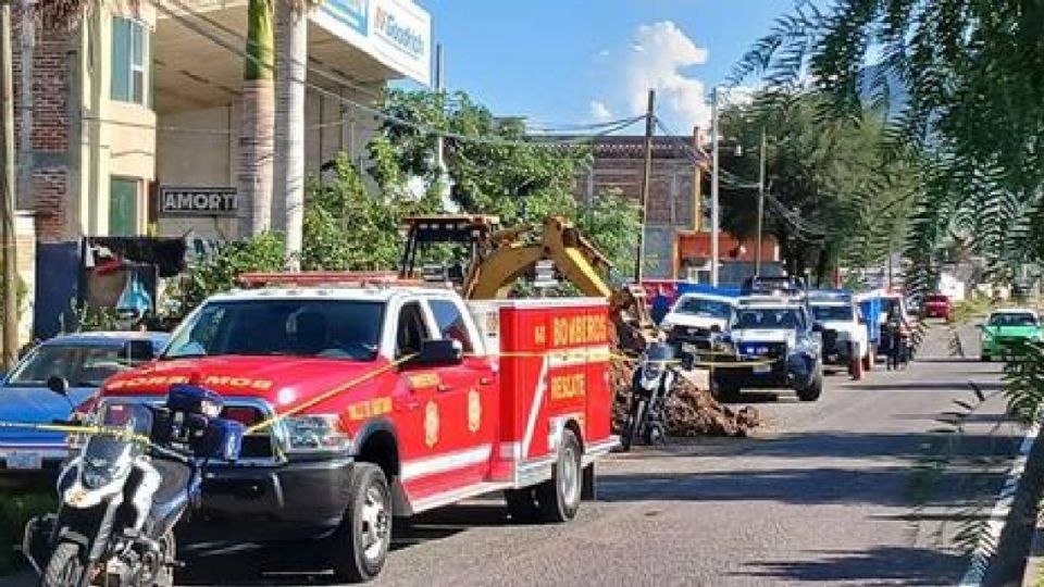 Trabajadores con maquinaria pesada removieron la tierra y hasta después de 30 minutos encontraron el cuerpo del joven.  