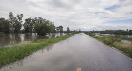 Se desborda presa en Manuel Doblado, cierran carretera a Purísima