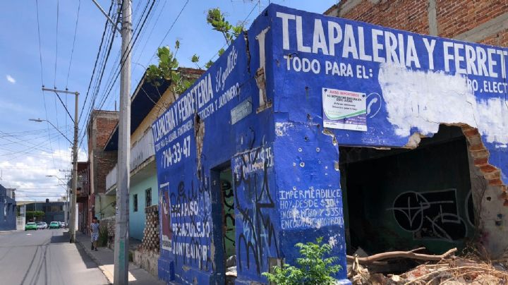 Temen que se les caiga barda por finca derruida en la colonia Bella Vista