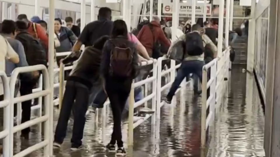 En la grabación, se observa a los usuarios en la estación Buenavista, en su conexión con el Tren Suburbano, tratando de evitar mojarse, por lo que algunos trepan los tubos de acceso para poder llegar a sus destinos.