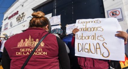 Servidores de la Nación encaran a AMLO; “sigan luchando”, les dice