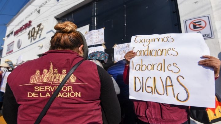 Servidores de la Nación encaran a AMLO; “sigan luchando”, les dice