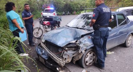 Motociclista choca contra vehículo y termina en barandilla; así pasó