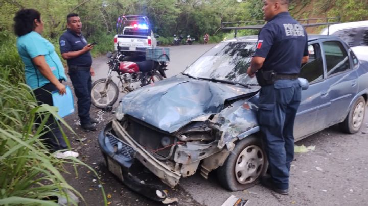 Motociclista choca contra vehículo y termina en barandilla; así pasó