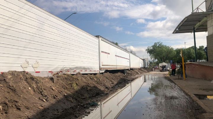 Barricada en la central de abastos para bloquear a vendedores barateros