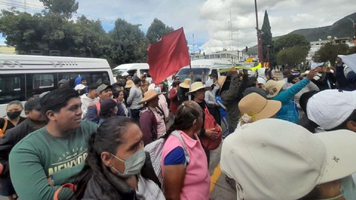 Intercambian acusaciones de violencia y despojo vecinos de Dengantzhá; se manifiestan en gobierno del estado