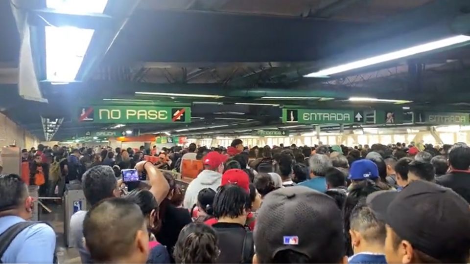 Usuarios del Metro reportaros retrasos y aglomeraciones en Línea 8 este viernes