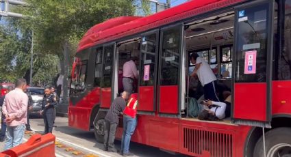 Metrobús CDMX: Conductor atropella a mujer que intenta ganarle el paso en Coyuya