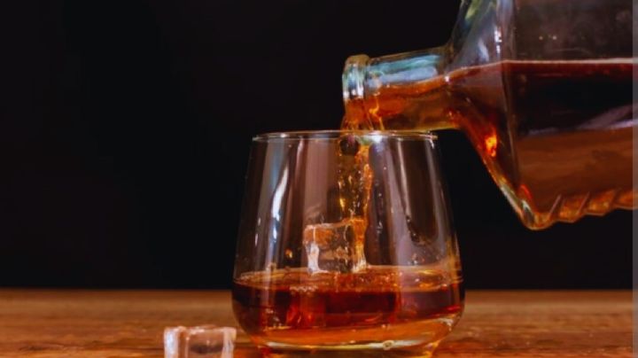 Así puedes aprender a preparar cocteles con ron, una bebida con historia