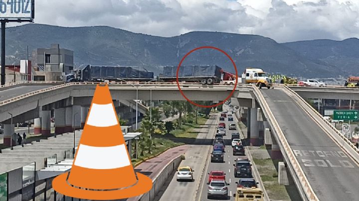 Tráiler queda atorado en distribuidor vial Plaza de Toros Pachuca; así el rescate I FOTOS