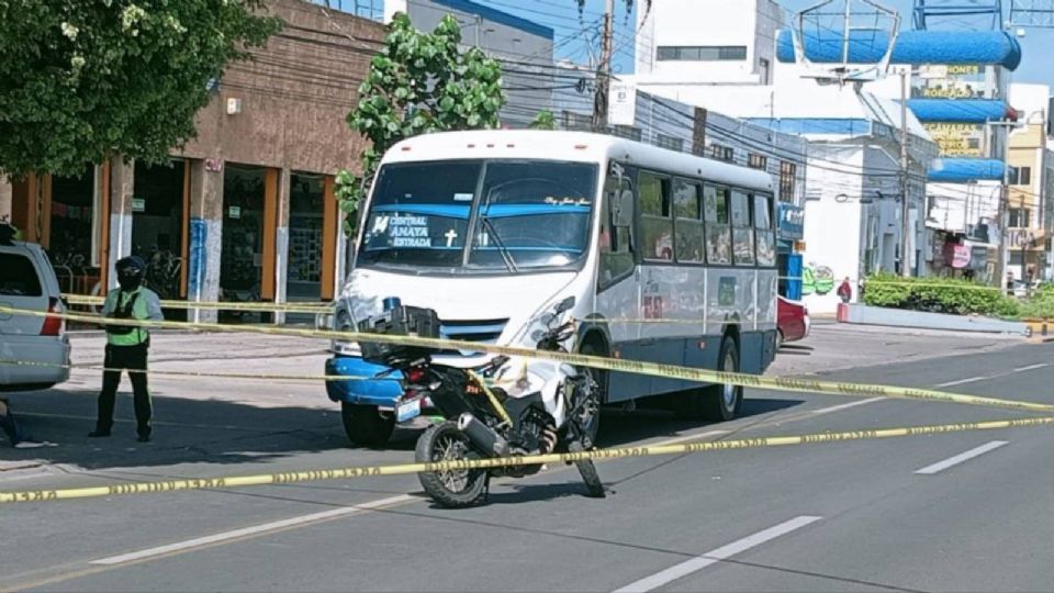 El incidente ocurrió la mañana de este martes y fue captado por las cámaras de seguridad de la zona, donde se aprecia al hombre intentando cruzar el bulevar en un lugar prohibido.