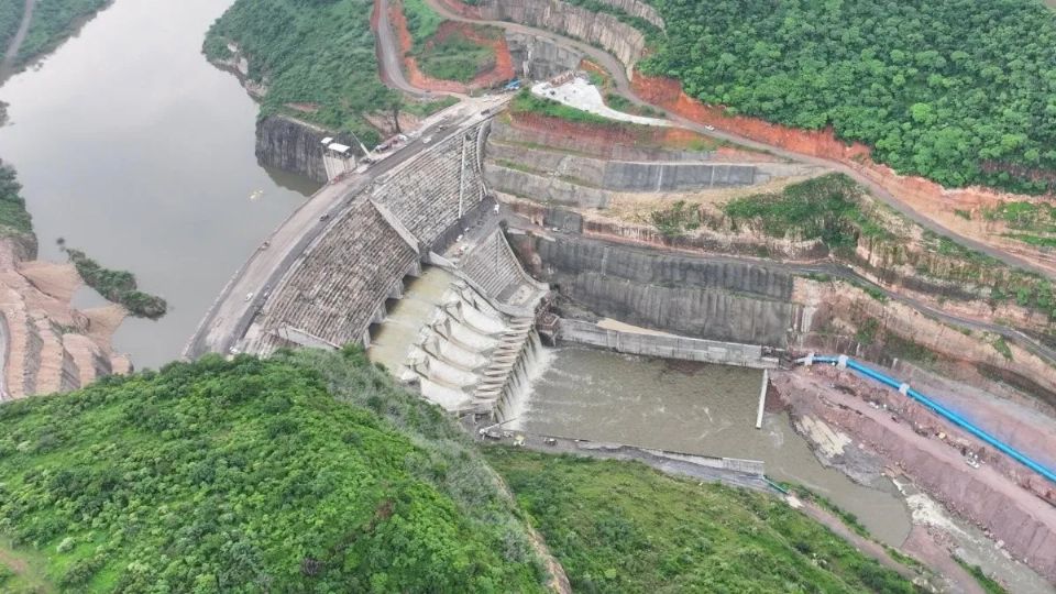 León desde hace varios años ha tenido problemas con el suministro de agua potable, sin embargo, la que era su única alternativa, la Presa 'El Zapotillo' fue agujerada para evitar inundar pueblos con menos de 1,000 habitantes y así dejar sin vital líquido a una ciudad de casi 2 millones