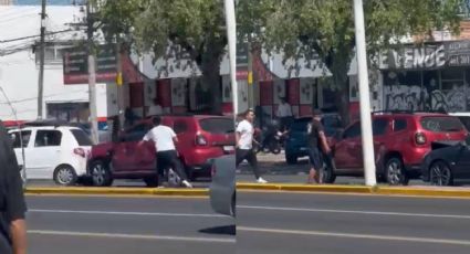 Camioneta choca contra 2 vehículos y se da a la fuga en Celaya; presuntamente eran "montachoques"