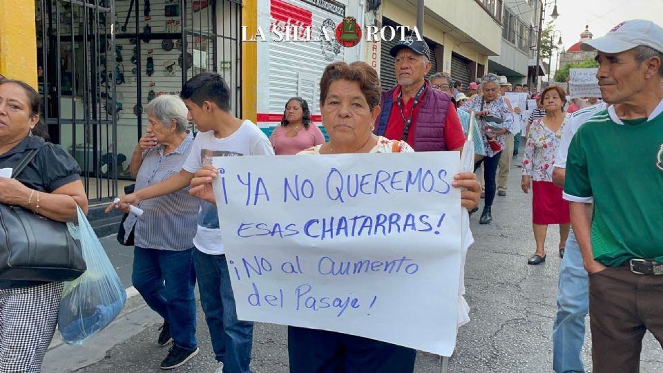 Bajo la consigna “Ni un peso más” y “Que baje, que baje el precio del pasaje”, decenas de personas marcharon por las principales calles de Cuernavaca para exigir que se frenar el incremento a la cuota del transporte público