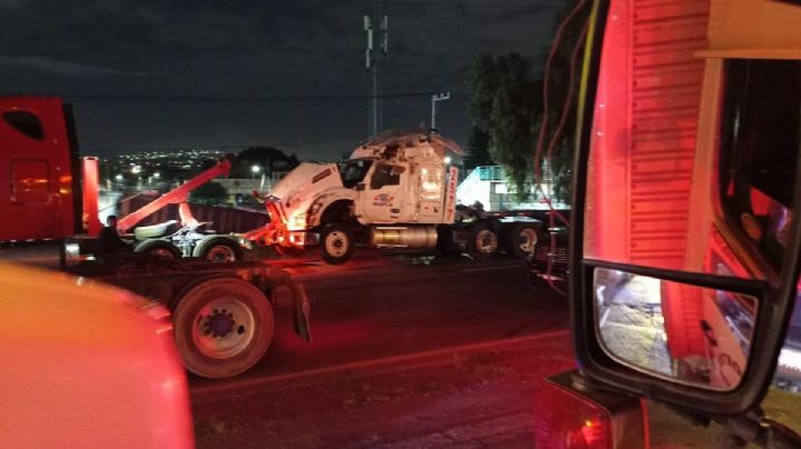 Volcadura de tráiler genera caos en la México-Querétaro a la altura de Tlalnepantla