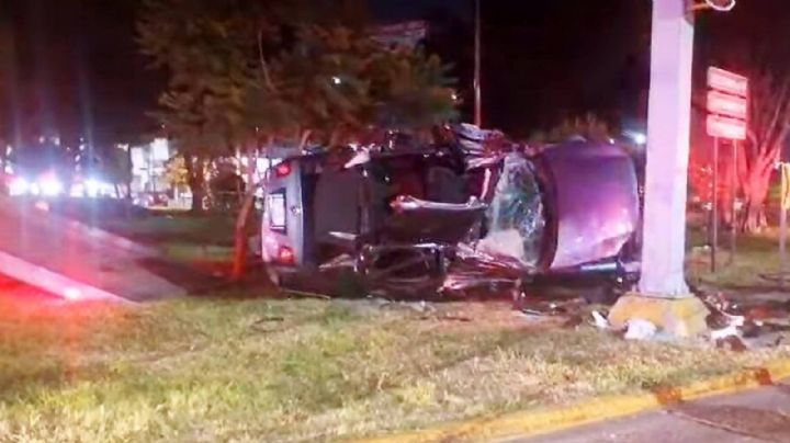 Automovilista se estrella contra semáforo y termina volcado en León