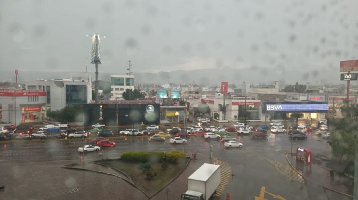 Tormenta sorprende a León y ennegrece el cielo de la ciudad
