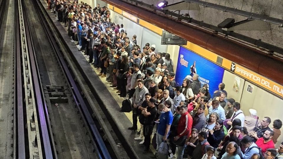 Usuarios del Metro capitalino reportaron retrasos en la Línea 7 hoy