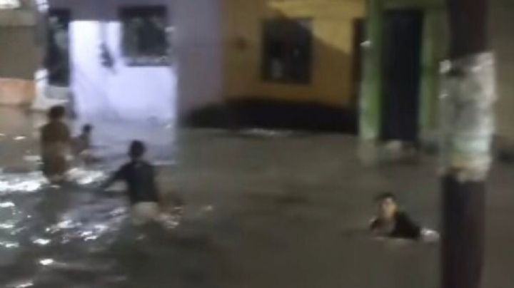 Como en la playa, niños nadando en el bulevar, tras aguacero