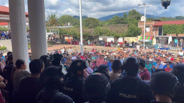 Habitantes de San Ángel Zurumucapio, se cansan de Los Viagras y se levantan en armas