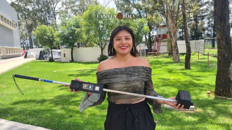 La joven estudiante de la IBERO Puebla no podía creer cuando su familiar le contó que, a uno de sus amigos, también débil visual, le habían robado el celular mientras lo usaba para guiarse en las calles de Puebla