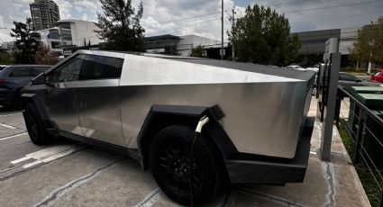 Una camioneta Cybertruck de Tesla roba miradas mientras circula por varias zonas de León